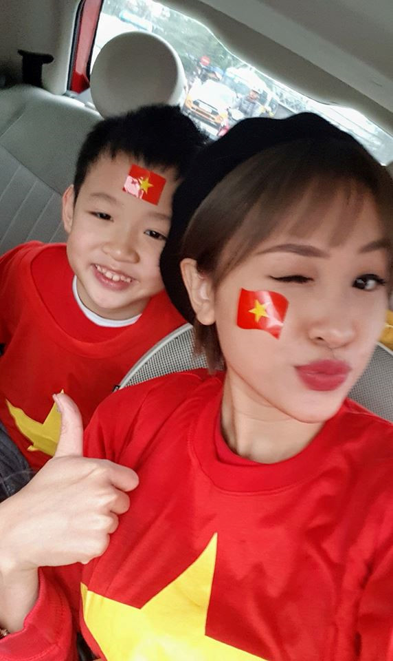 Hoa hậu, á hậu Việt mặc áo cờ đỏ cổ vũ đội tuyển U23 ở chung kết